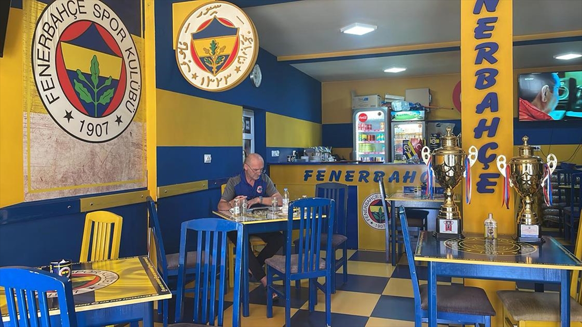 Çocukluğundan beri Fenerbahçe taraftarı olan Türk asıllı Kuzey Makedonyalı Muamer