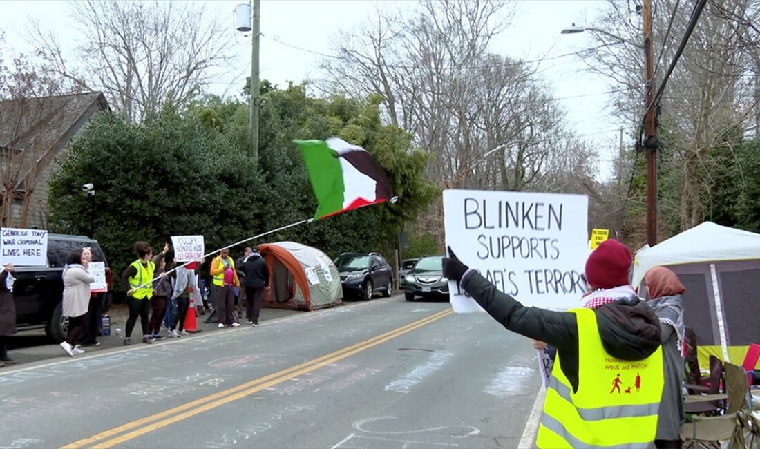 Filistin destekçisi bir grup protestocu, ABD Dışişleri Bakanı Antony Blinken'ın