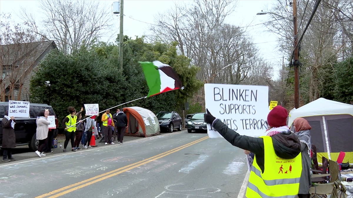 Filistin destekçisi bir grup protestocu, ABD Dışişleri Bakanı Antony Blinken'ın