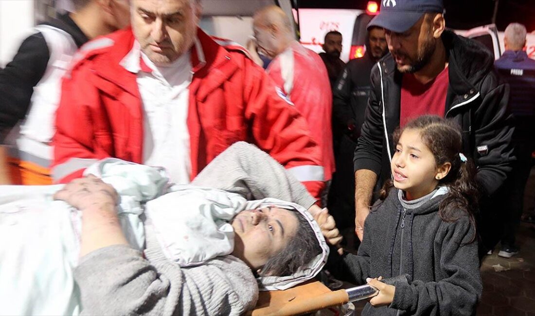 İsrail'in abluka altındaki Gazze Şeridi'ne saldırısında yaralanan annesinin elini getirildiği