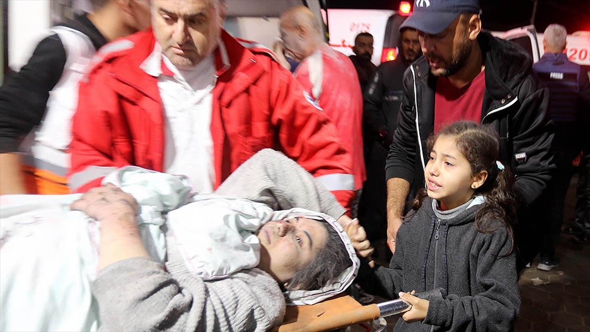 İsrail'in abluka altındaki Gazze Şeridi'ne saldırısında yaralanan annesinin elini getirildiği