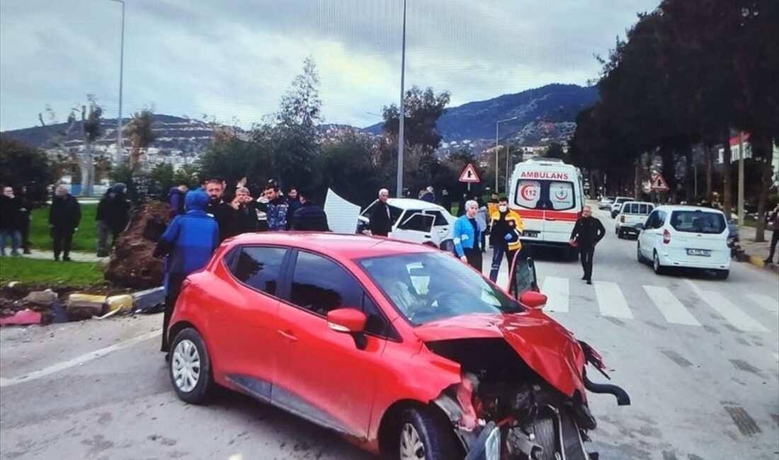 ANTALYA (AA) – Antalya'nın Finike ilçesinde 2 otomobilin çarpışması sonucu