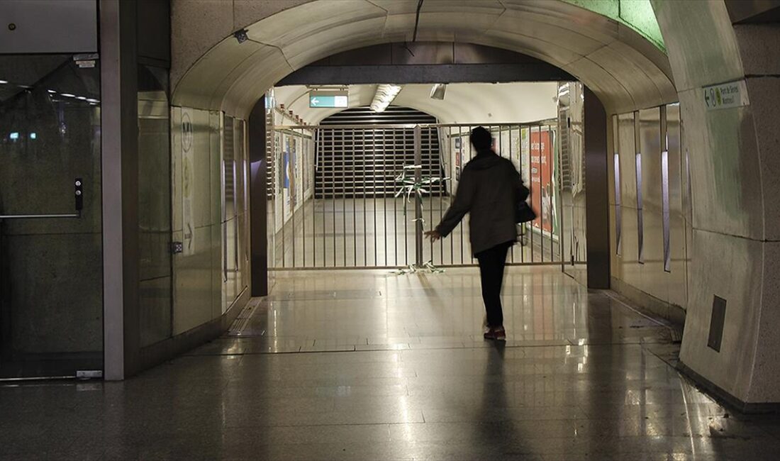 Fransa'da toplu taşıma çalışanlarının grevi 2024 Paris Olimpiyatları'nı olumsuz etkileyebilir Fransa'da toplu taşıma çalışanlarının yaklaşık 7 aylık bir süre için