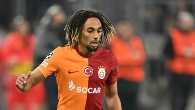 Galatasaray'da dizinde ağrı hisseden Fransız futbolcu Sacha Boey, Trendyol Süper