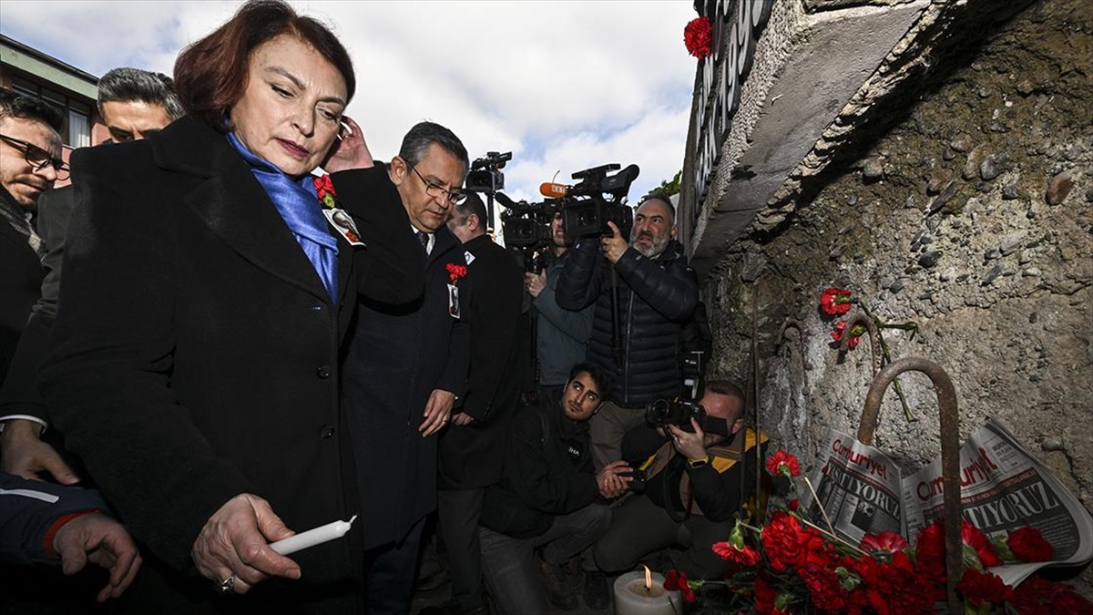 Gazeteci-yazar Uğur Mumcu, ölümünün 31'inci yılında, bombalı saldırıya uğradığı evinin