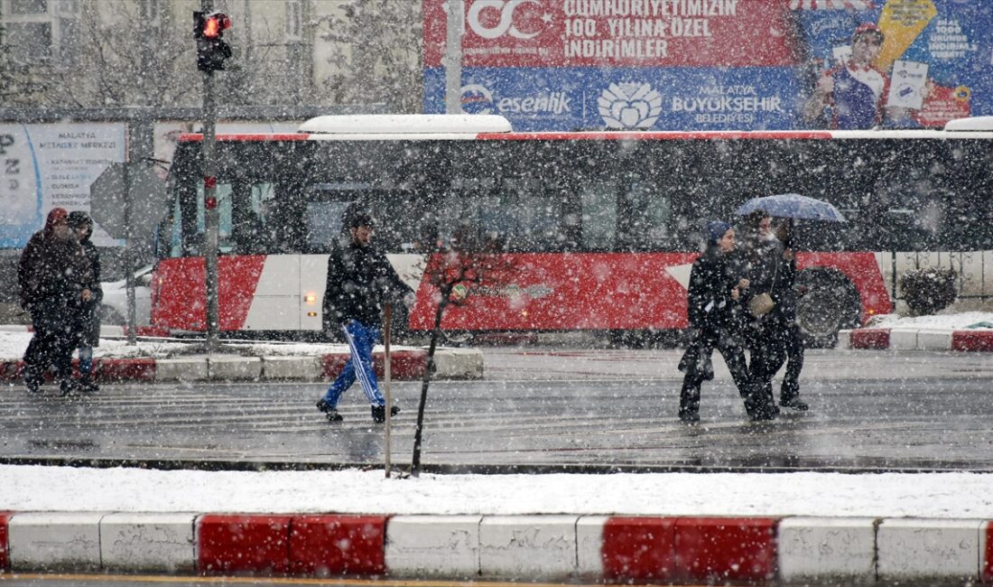 Gaziantep ve Malatya'da etkili olan kar yağışı hayatı olumsuz etkiliyor.