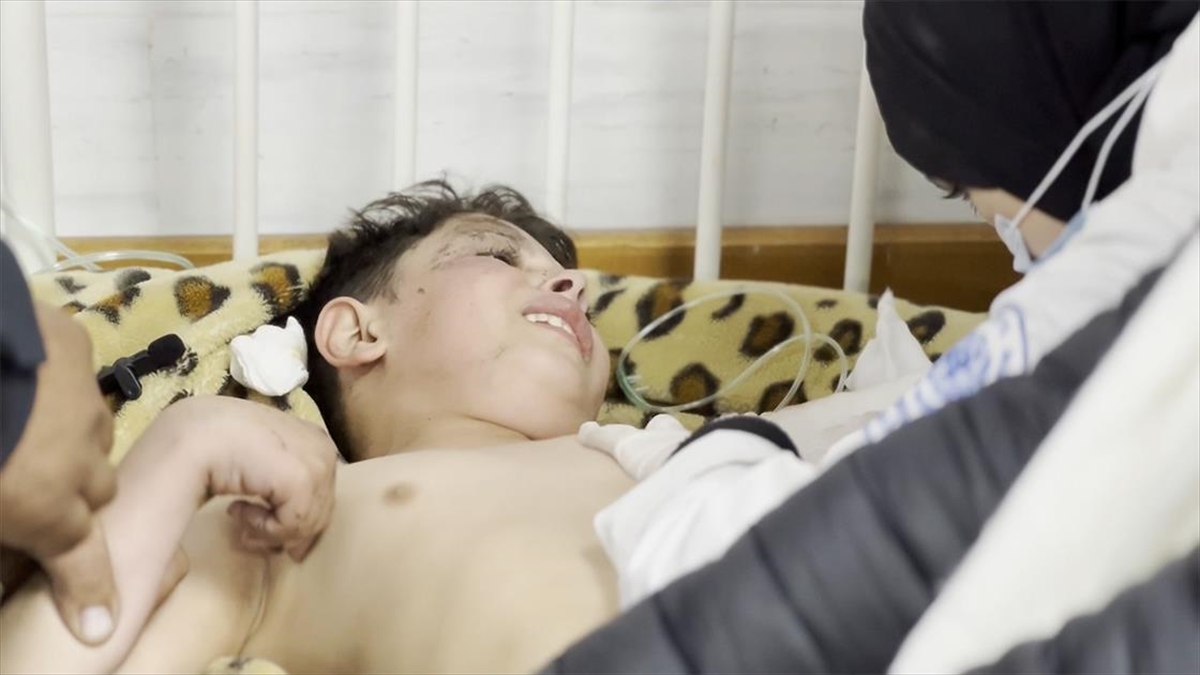İsrail'in Gazze'ye düzenlediği saldırılarda vücudunun çeşitli bölgelerinden yaralanan ve başına