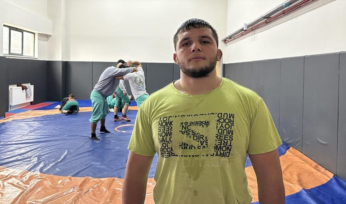 Genç başpehlivan Serdar Yıldırım, 663'üncü Tarihi Kırkpınar Yağlı Güreşleri'nde altın