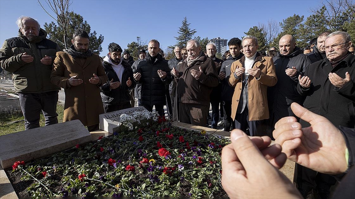 Gençlerbirliği Kulübünün onursal başkanı İlhan Cavcav, vefatının 7'nci yılında kabri