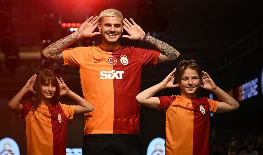 Galataport Terminal'de yapılan organizasyon kapsamında düzenlenen defilede yıldız futbolcular da