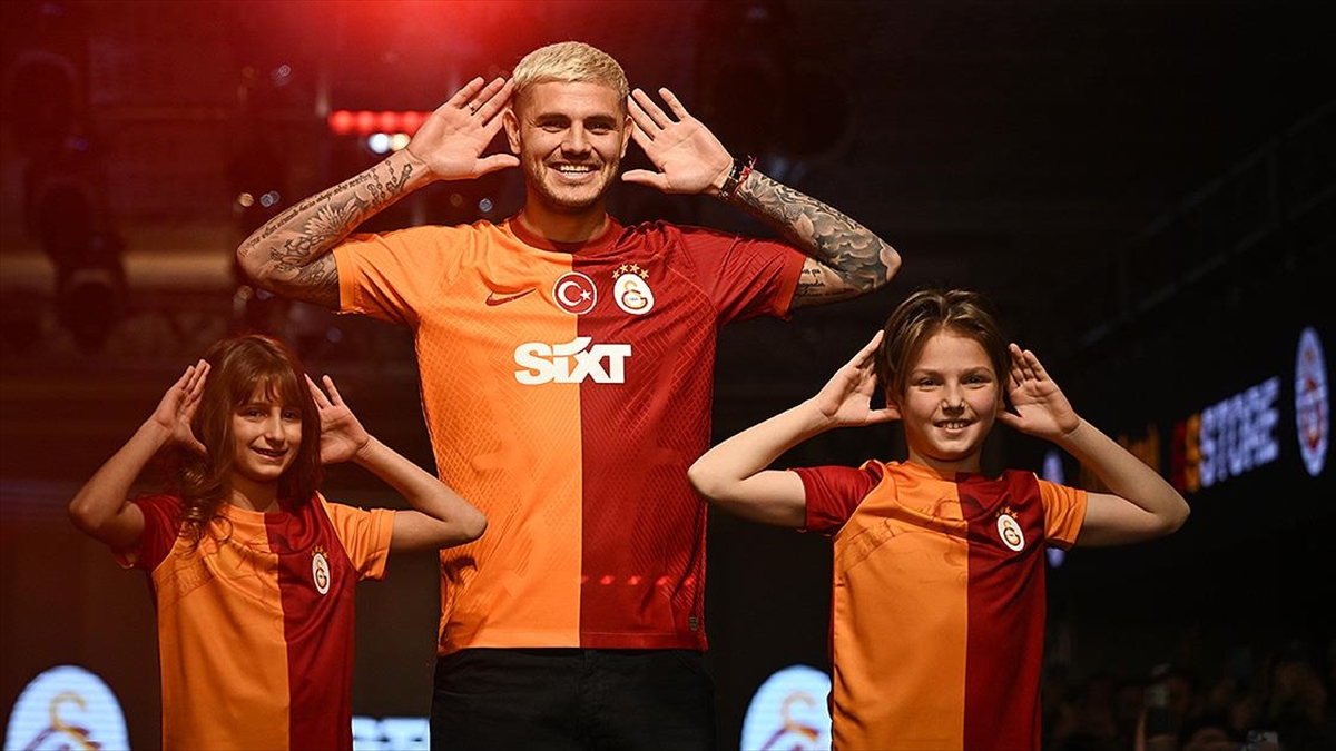 Galataport Terminal'de yapılan organizasyon kapsamında düzenlenen defilede yıldız futbolcular da