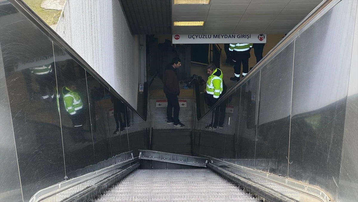 Güngören'de metro girişindeki yürüyen merdivenin basamaklarının yerinden çıkması nedeniyle bazı