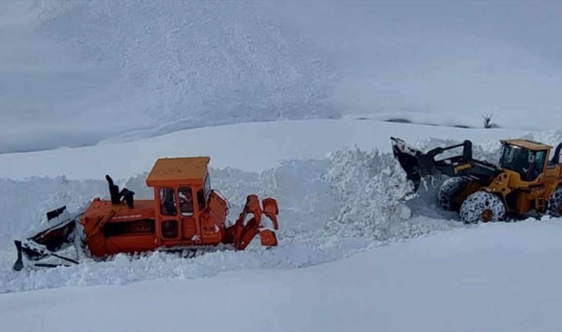 Hakkari'nin Şemdinli ilçesinde ekipler, kar kalınlığının yer yer 5 metreyi