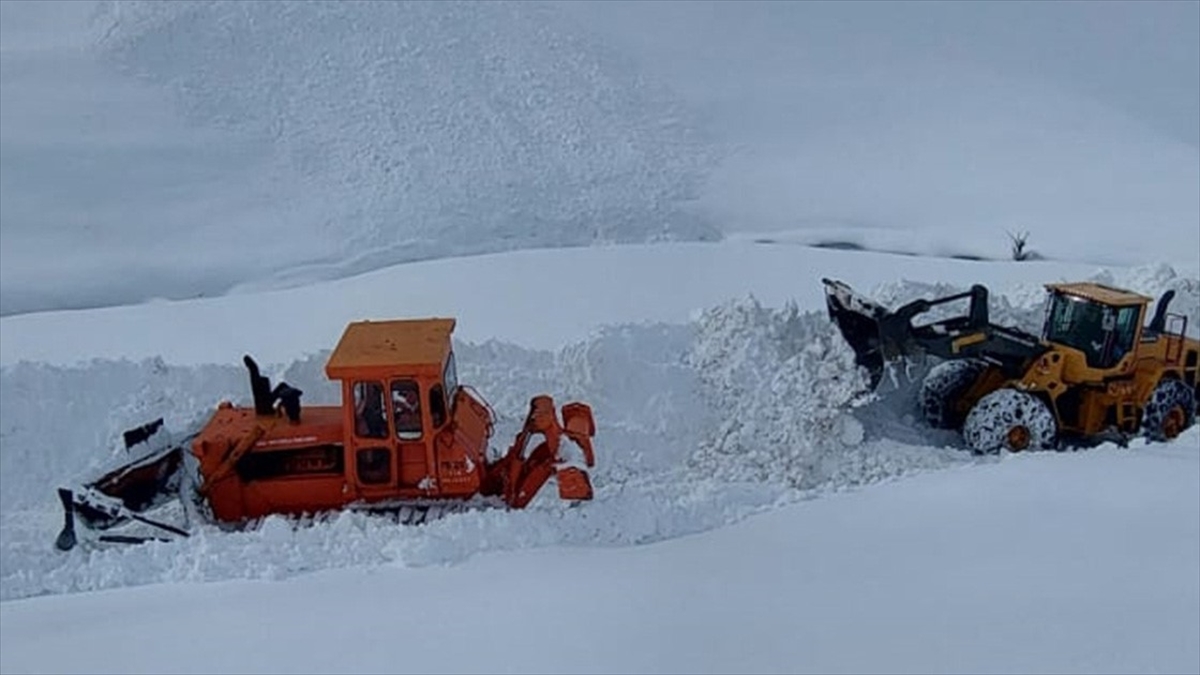 Hakkari'nin Şemdinli ilçesinde ekipler, kar kalınlığının yer yer 5 metreyi