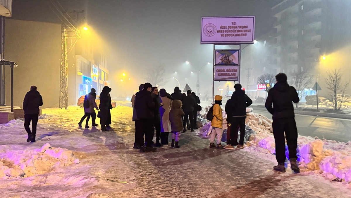Hakkari'nin Yüksekova ilçesinde meydana gelen depremlerde 28 ev ve 1