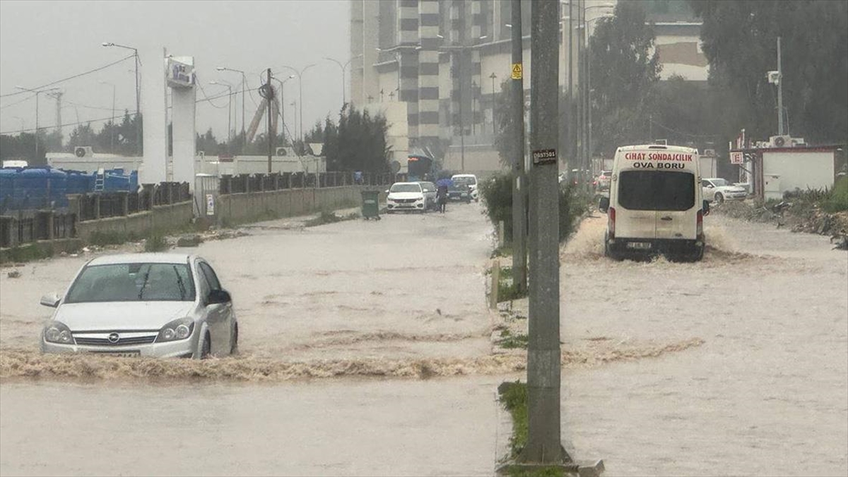 HATAY (AA) – Kent merkezinde gece saatlerinde başlayan ve aralıklarla
