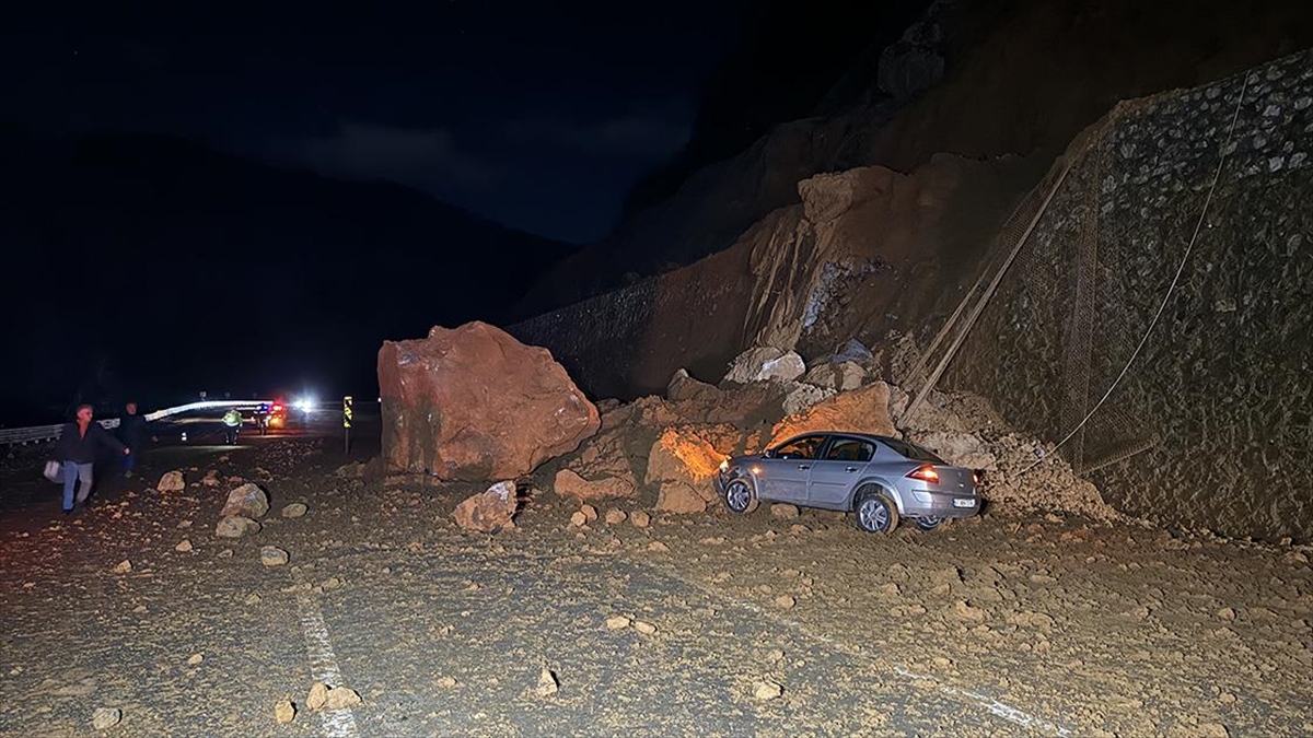 Zonguldak'ta meydana gelen heyelan nedeniyle ulaşımın tek şeritten kontrollü olarak