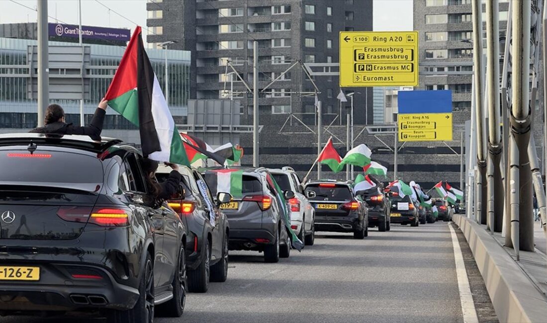 Hollanda’nın Rotterdam kentinde, araç konvoyuyla Filistin’e destek gösterisi düzenlendi.
