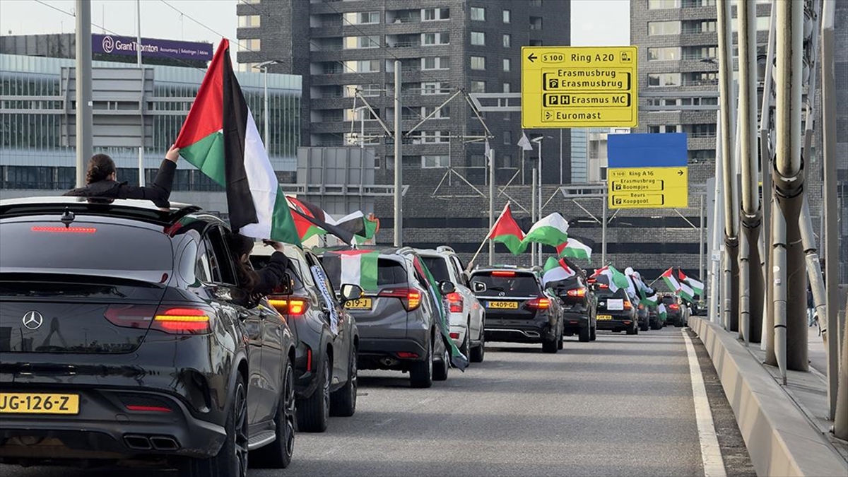 Hollanda’nın Rotterdam kentinde, araç konvoyuyla Filistin’e destek gösterisi düzenlendi.