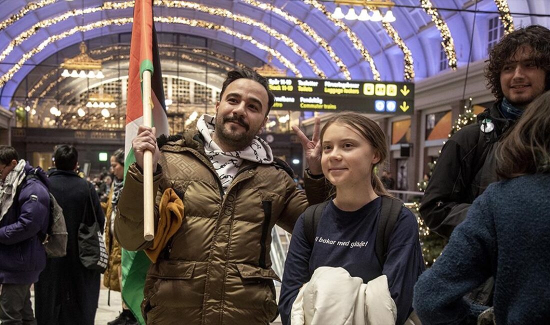 İsveçli iklim aktivisti Greta Thunberg, Leipzig şehir merkezinde düzenlenen Filistin