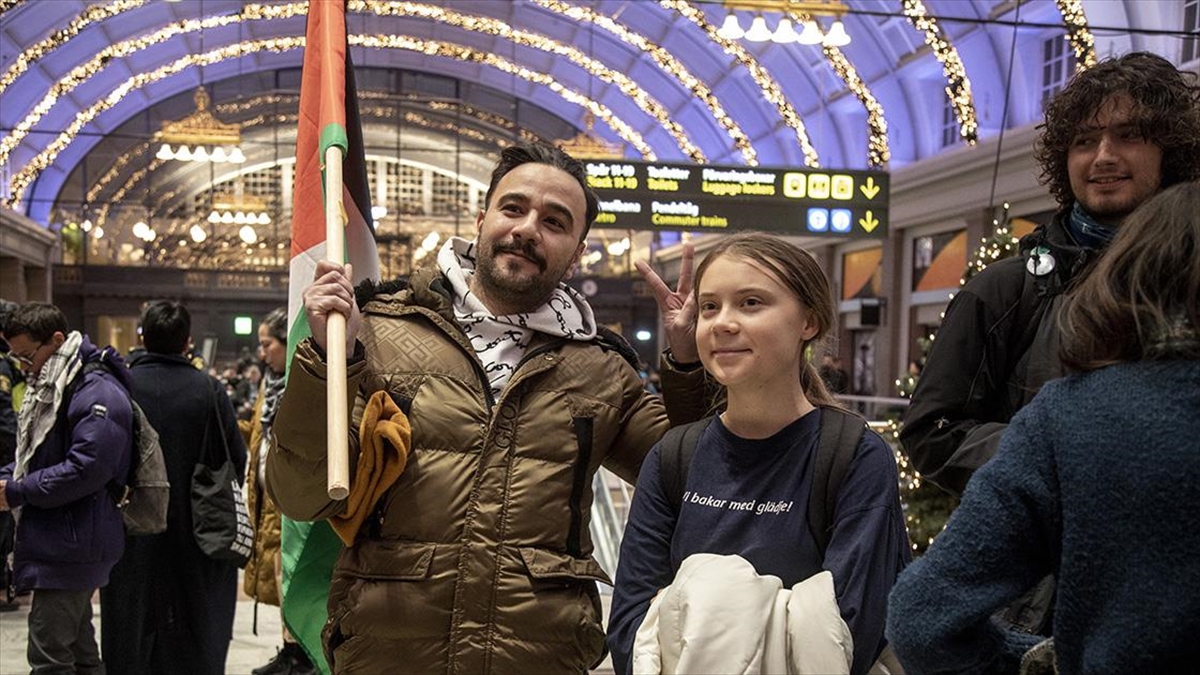 İsveçli iklim aktivisti Greta Thunberg, Leipzig şehir merkezinde düzenlenen Filistin