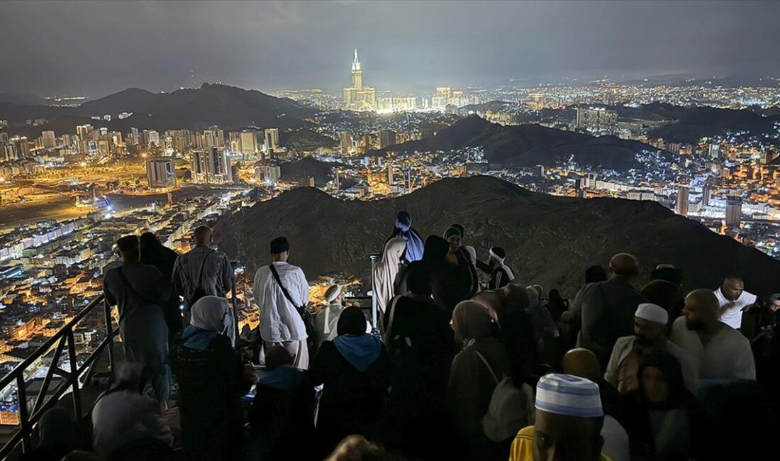Umre ibadeti için kutsal toprakları ziyaret edenlerin zorlu bir yolculuğun
