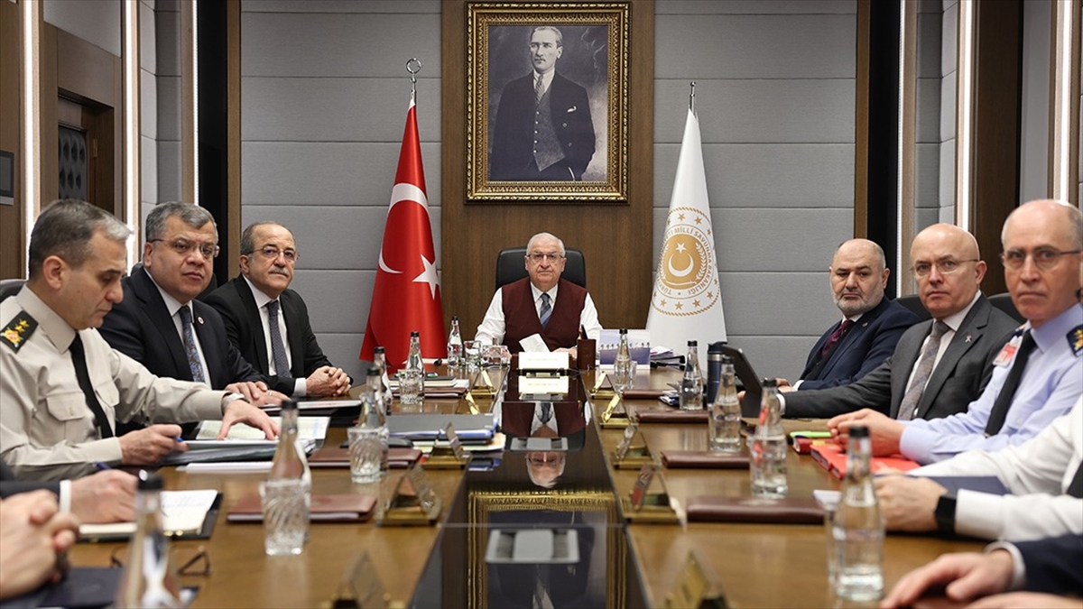 Milli Savunma Bakanı Yaşar Güler, Irak ve Suriye'nin kuzeyine düzenlenen