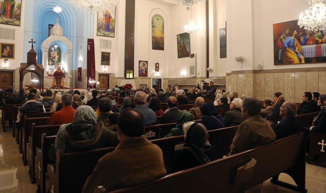 İran'ın başkenti Tahran'daki Hristiyanlar, düzenlenen ayinle yeni yılı kutladı.