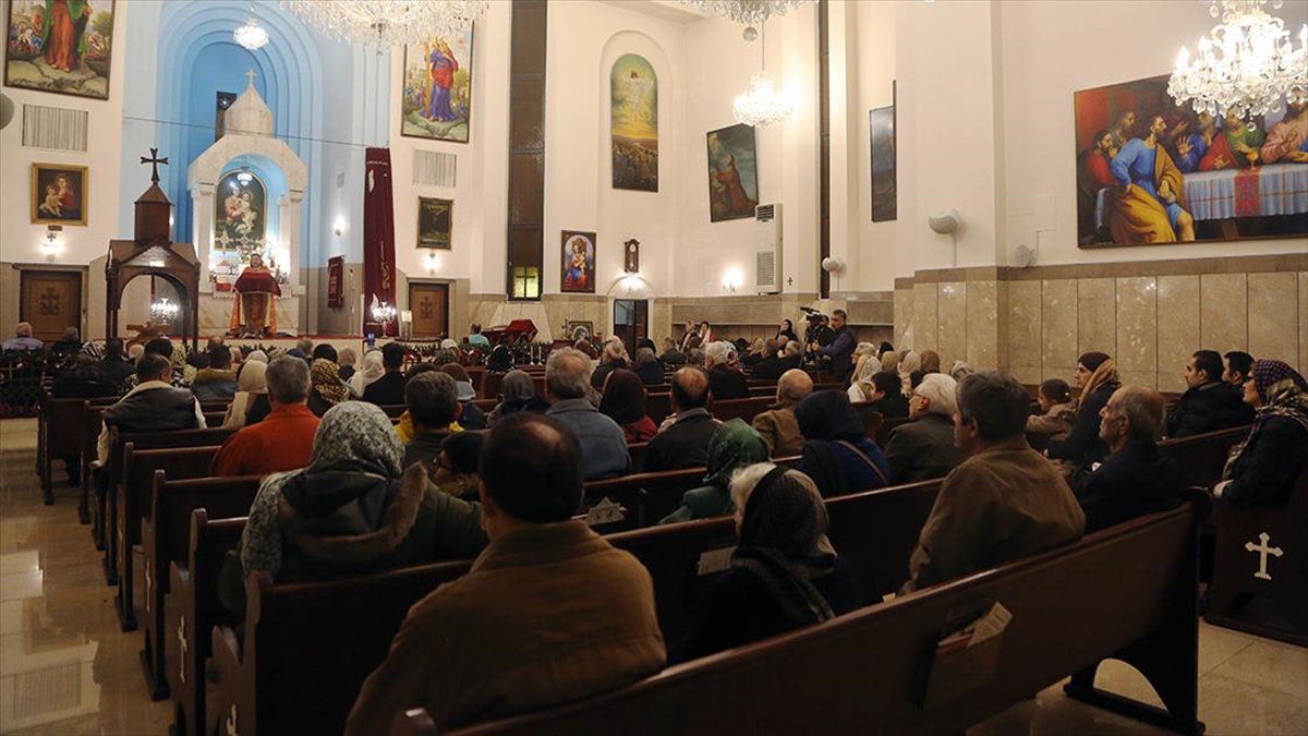 İran'ın başkenti Tahran'daki Hristiyanlar, düzenlenen ayinle yeni yılı kutladı.