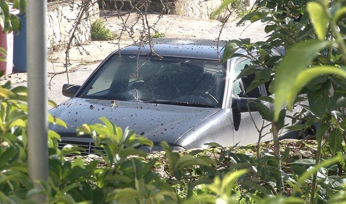 İsrail ordusunun Lübnan'ın güneyinde seyir halinde bir aracın çok yakınını