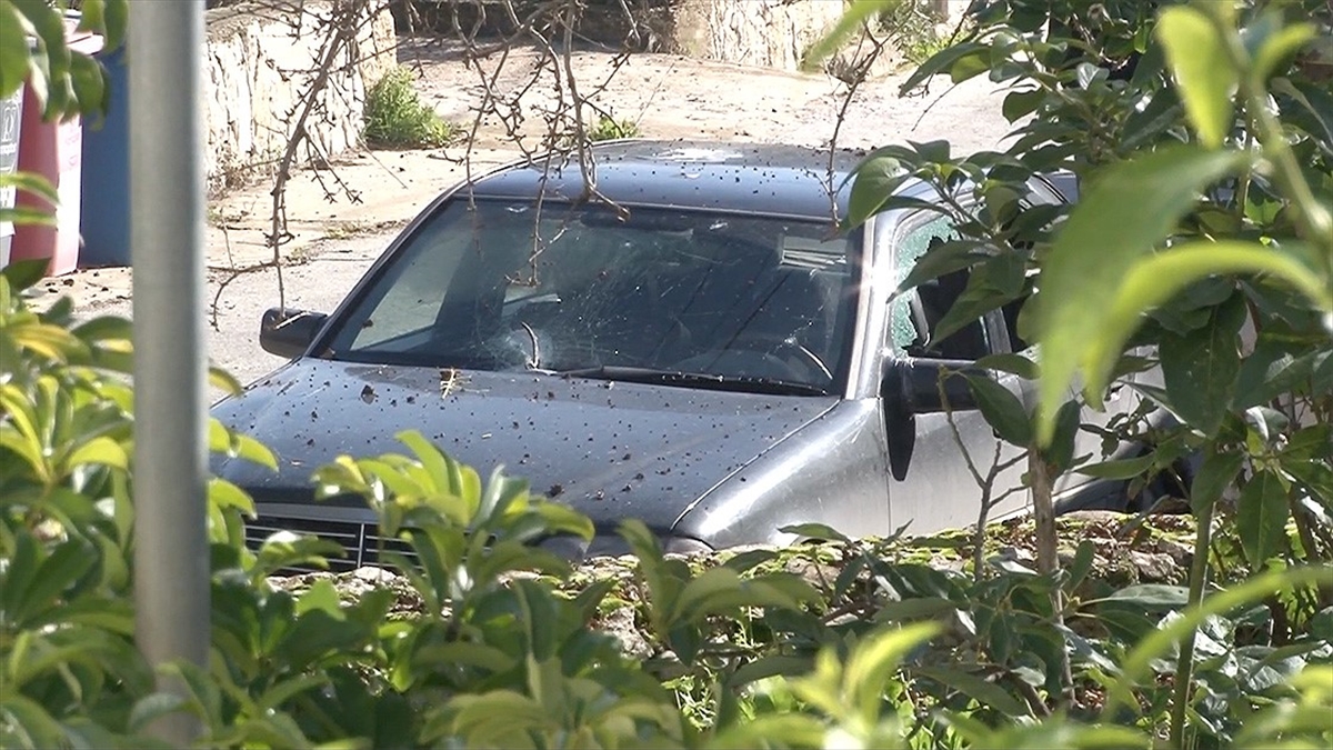 İsrail ordusunun Lübnan'ın güneyinde seyir halinde bir aracın çok yakınını