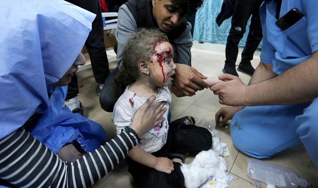 İsrail saldırısında yaralanan 3 yaşındaki kız çocuğunun korkudan titrediği anlar kameralara yansıdı İsrail'in Gazze Şeridi'nin orta kesimine düzenlediği saldırıda annesiyle yaralanan 3