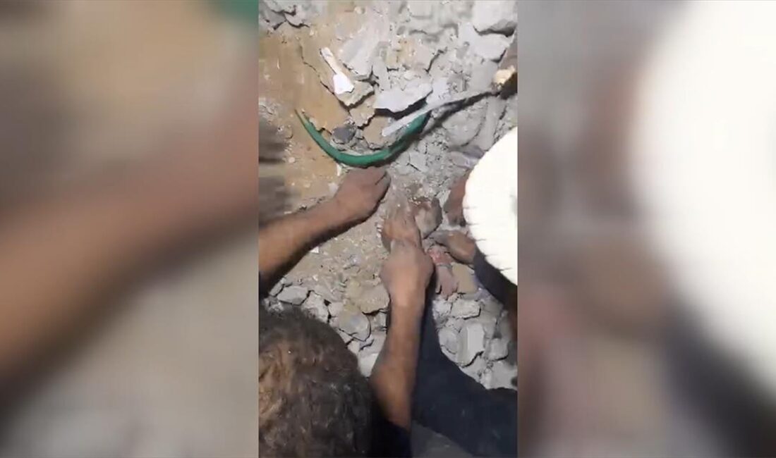 İsrail’in Gazze Şeridi’nin güneyindeki Refah kentinde vurduğu bir evin enkazının