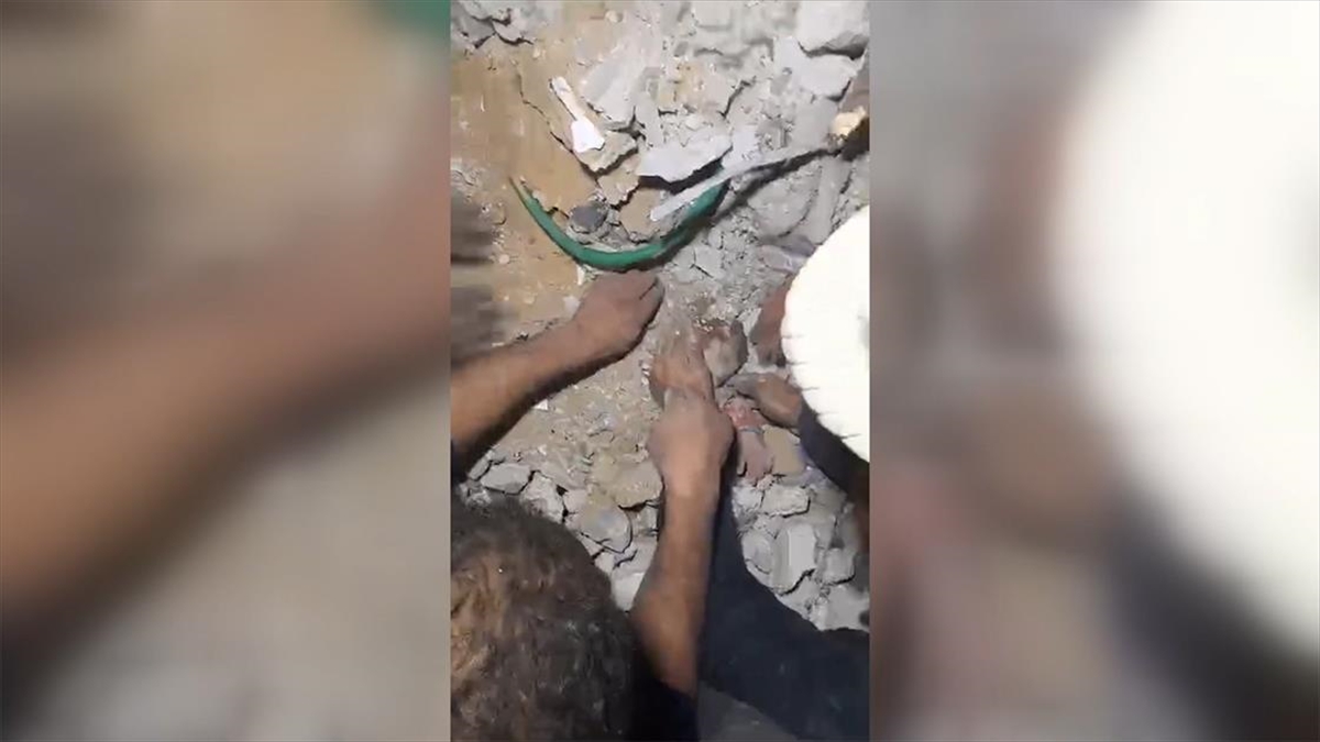 İsrail’in Gazze Şeridi’nin güneyindeki Refah kentinde vurduğu bir evin enkazının