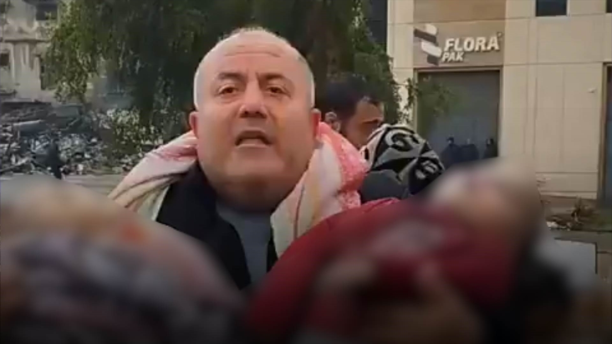 İsrail saldırısında Gazze Şeridi'nde öldürülen iki bebeği kucağına alan bir