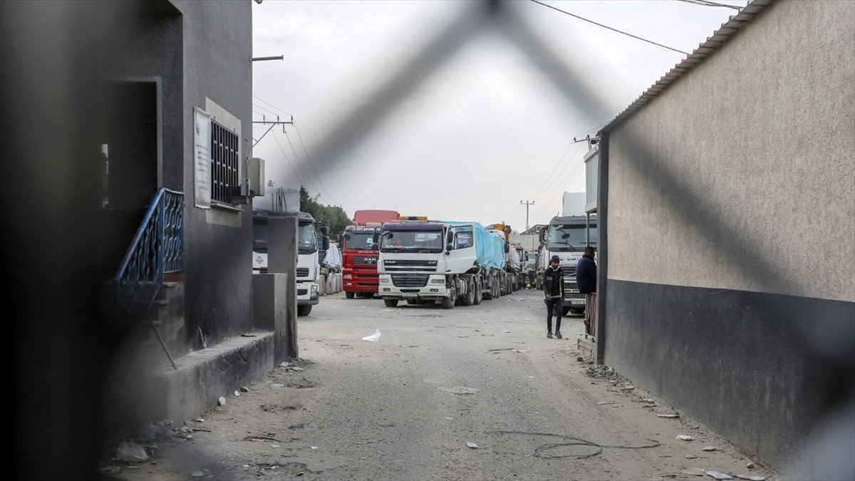 İsrailliler, insani yardım taşıyan araçların saldırılar nedeniyle kıtlıkla karşı karşıya