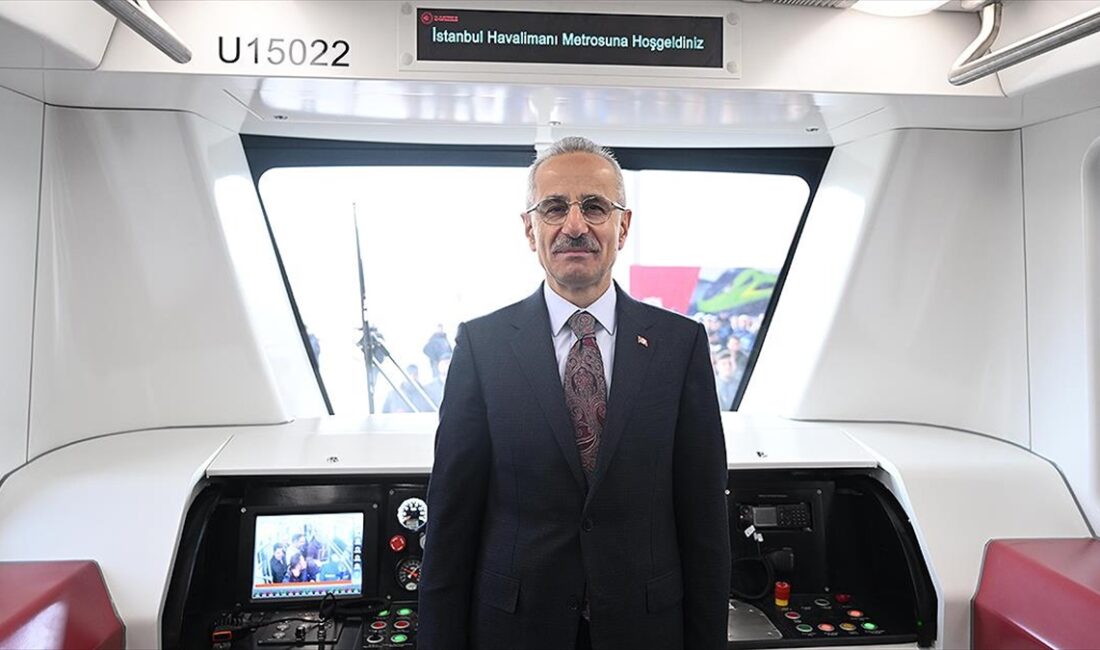 İstanbul Havalimanı Metrosu'nun sürücüsüz yerli tren seti raylara çıkmaya hazır Ulaştırma ve Altyapı Bakanı Abdulkadir Uraloğlu, "Halkalı-İstanbul Havalimanı-Gayrettepe metro hatlarında