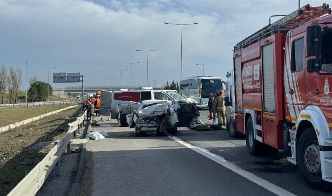 TEM Otoyolu Silivri mevkisinde hafif ticari aracın çarptığı otomobildeki 3