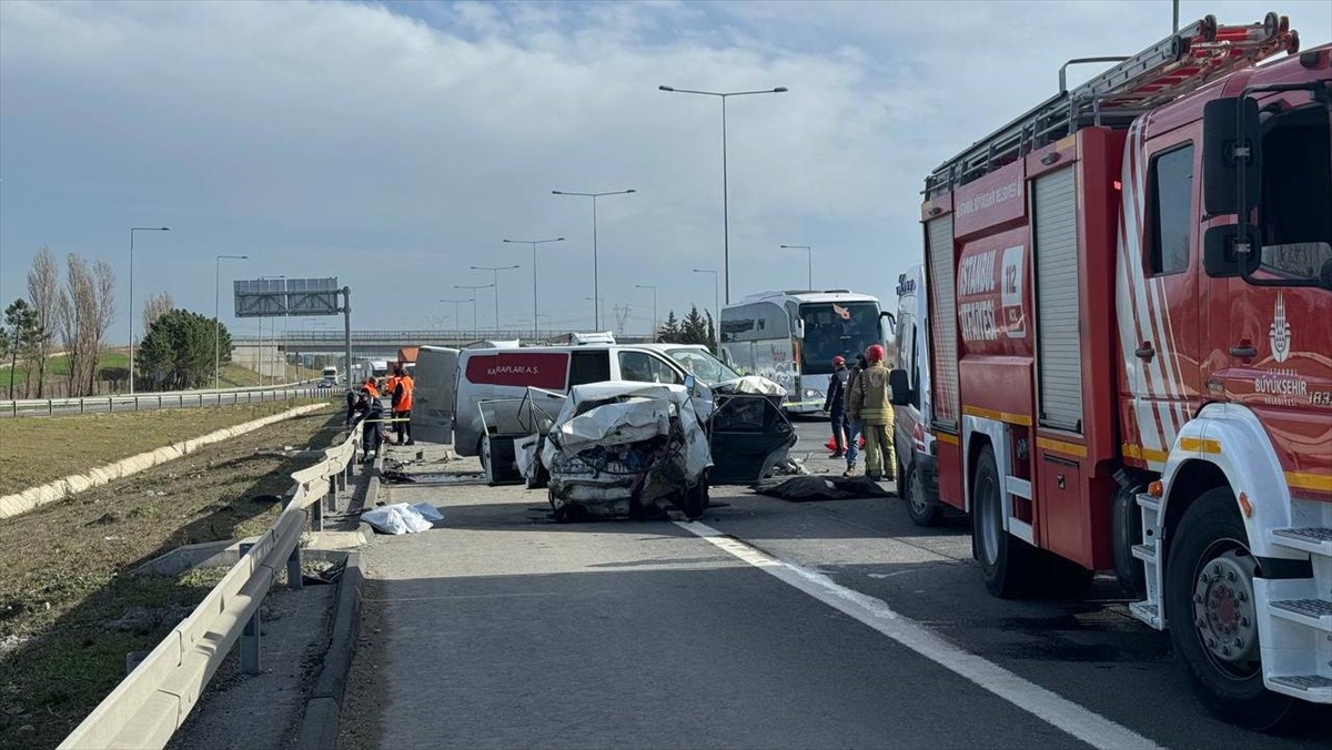 TEM Otoyolu Silivri mevkisinde hafif ticari aracın çarptığı otomobildeki 3