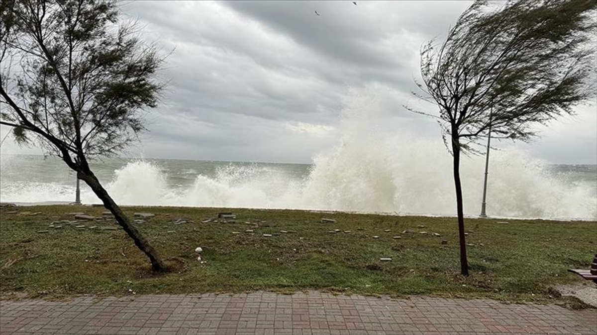 İstanbul Valiliğince, yarın öğle saatlerinden itibaren etkili olması beklenen fırtınanın