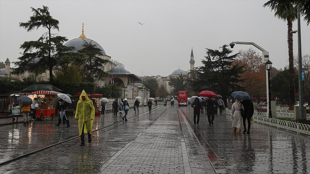 İstanbul ve Balıkesir'in bazı ilçelerinde yarın sağanak ve gök gürültülü