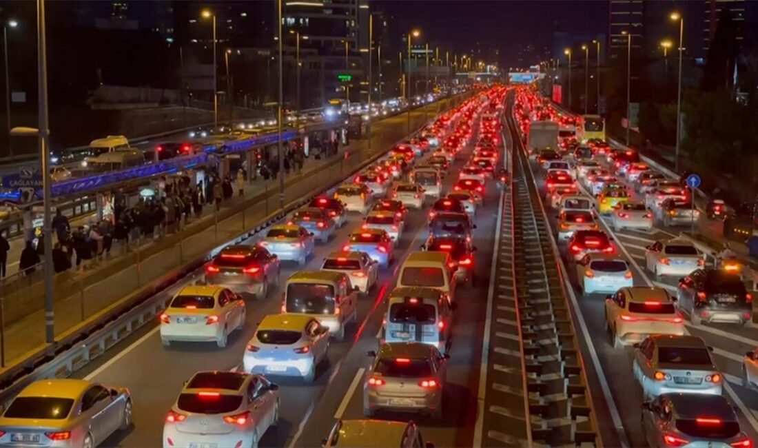 İstanbul'da haftanın dördüncü mesai günü bitiminde trafikte yoğunluk yaşanıyor.