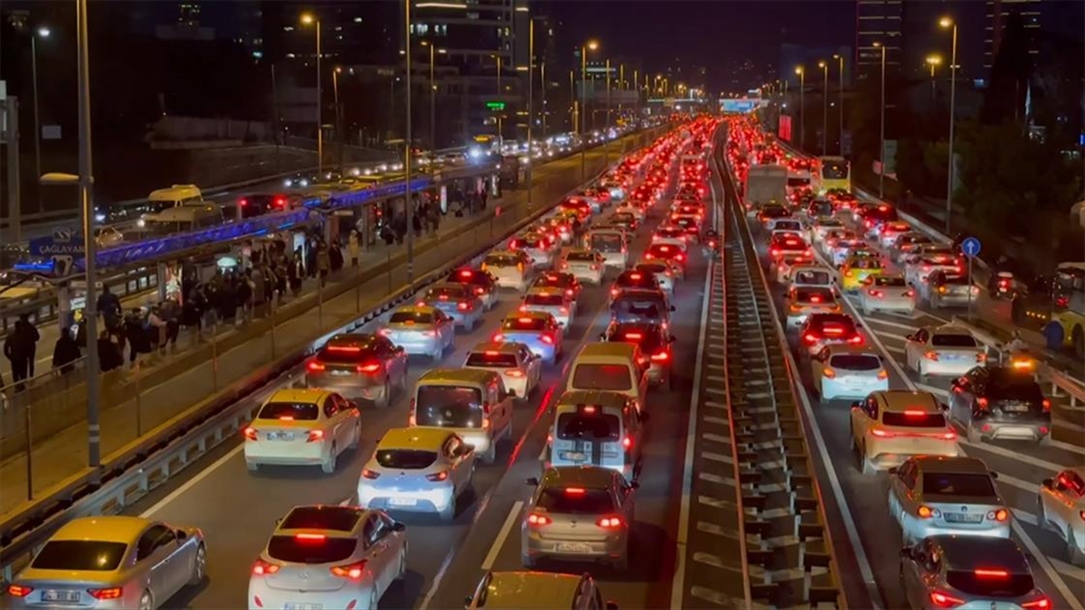İstanbul'da haftanın dördüncü mesai günü bitiminde trafikte yoğunluk yaşanıyor.
