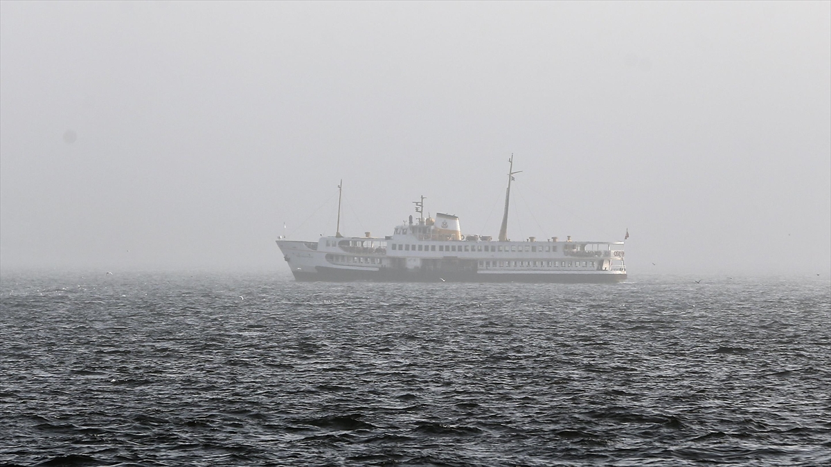  İstanbul'da, olumsuz hava koşulları nedeniyle bazı hatlarda vapur seferlerinin