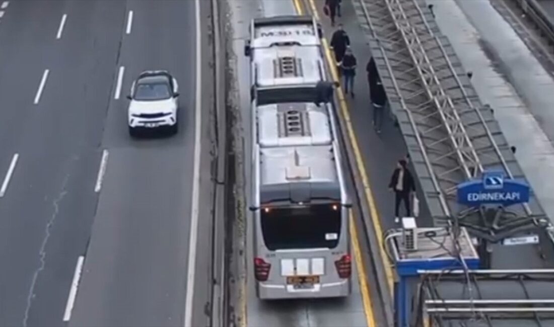 İSTANBUL (AA) – Alınan bilgiye g&ouml;re, Topkapı-Şehit Mustafa Cambaz Metrob&uuml;s