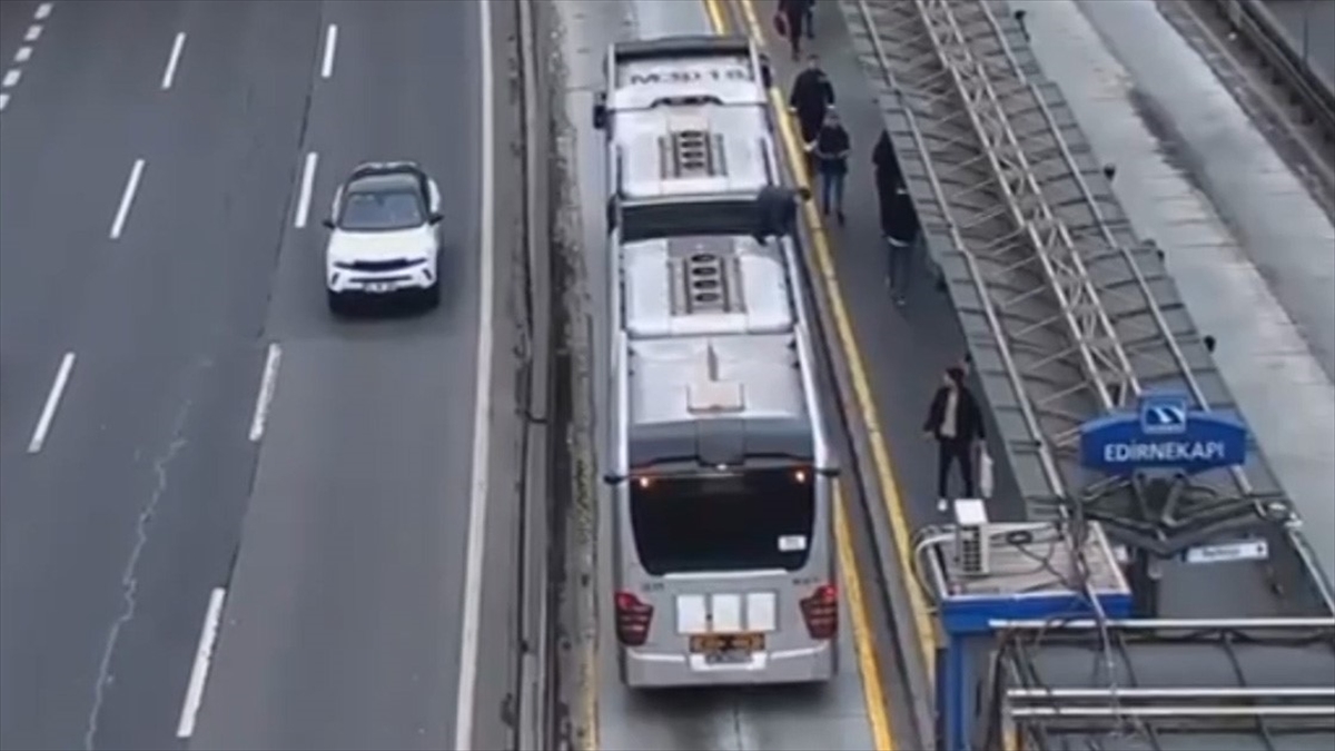 İSTANBUL (AA) – Alınan bilgiye g&ouml;re, Topkapı-Şehit Mustafa Cambaz Metrob&uuml;s