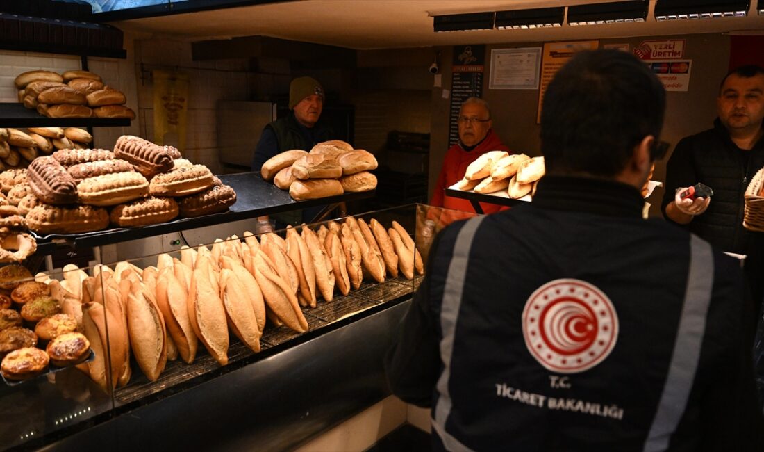 İstanbul Ticaret İl Müdürlüğüne bağlı ekipler, Üsküdar'da fırınlara fiyat ve