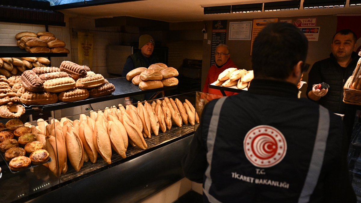 İstanbul Ticaret İl Müdürlüğüne bağlı ekipler, Üsküdar'da fırınlara fiyat ve