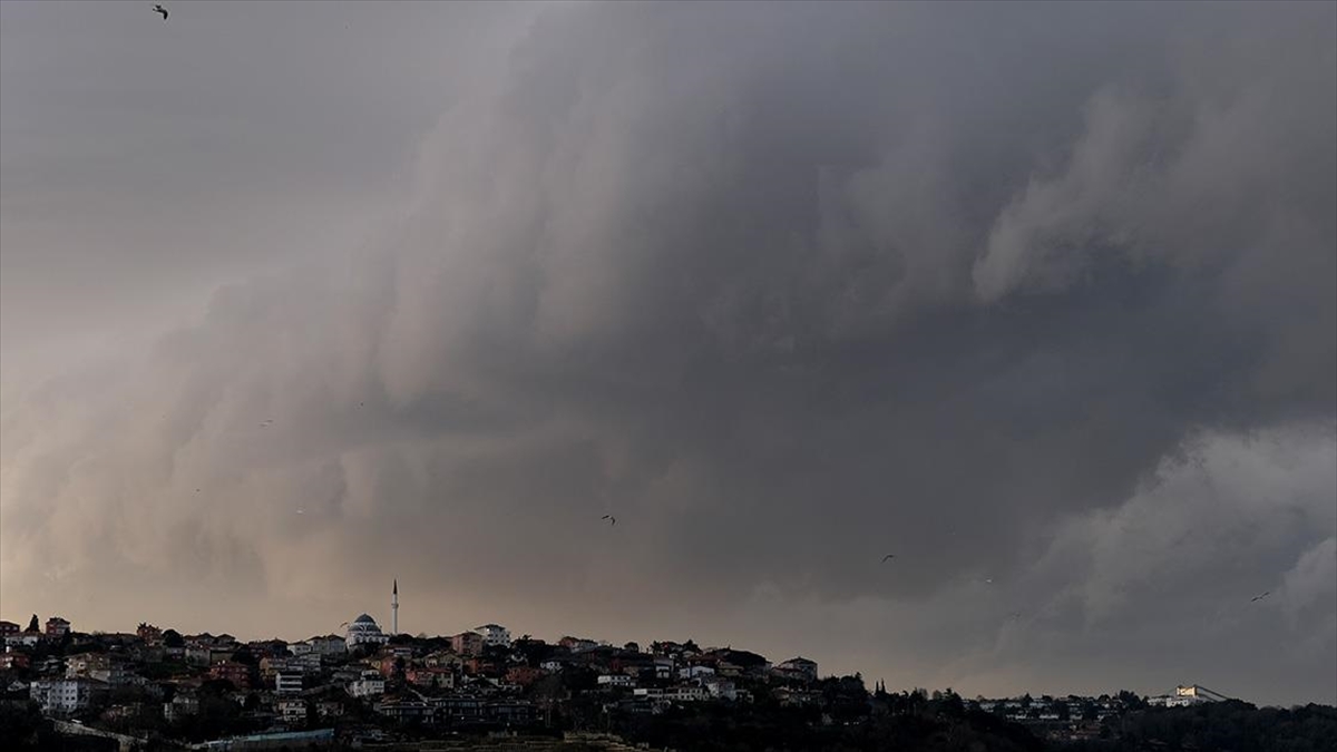 İstanbul'da, şiddetli yağmur hayatı olumsuz etkilerken Boğaz çevresinde fırtına etkili
