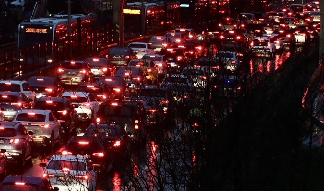 İstanbul'da, mesai bitiminde kent genelindeki trafik yoğunluğu yüzde 83'e ulaştı.